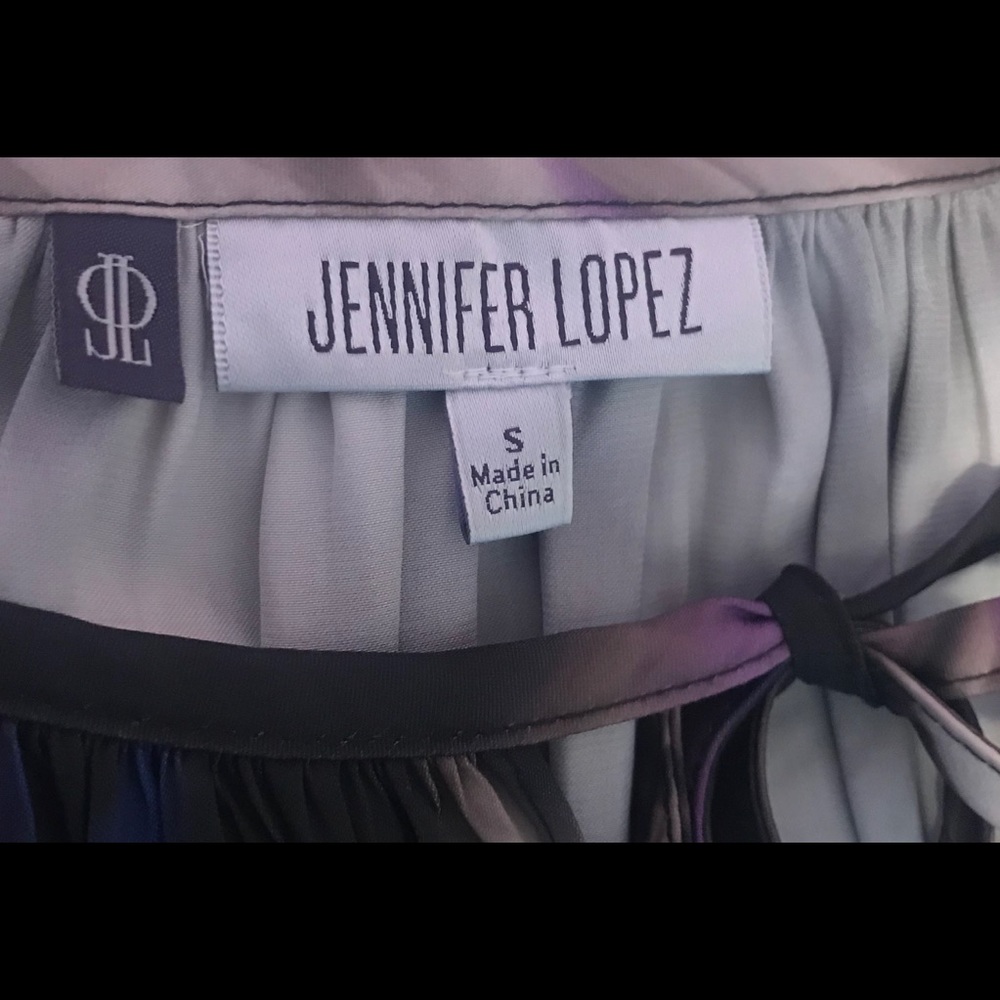Jennifer Lopez floral top - Picture 2 of 2